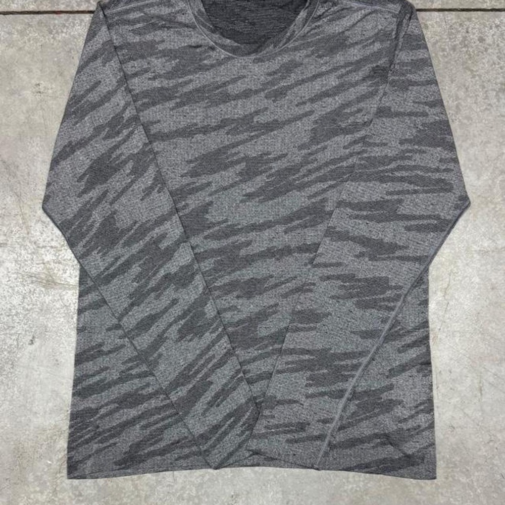 Lululemon Men's Long Sleeve Active Performance Shirt  Sz Medium